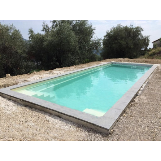 Eigentijds rechthoekig polyester shell pool met twee symmetrische schuine trappen en een versailles3 modelbank